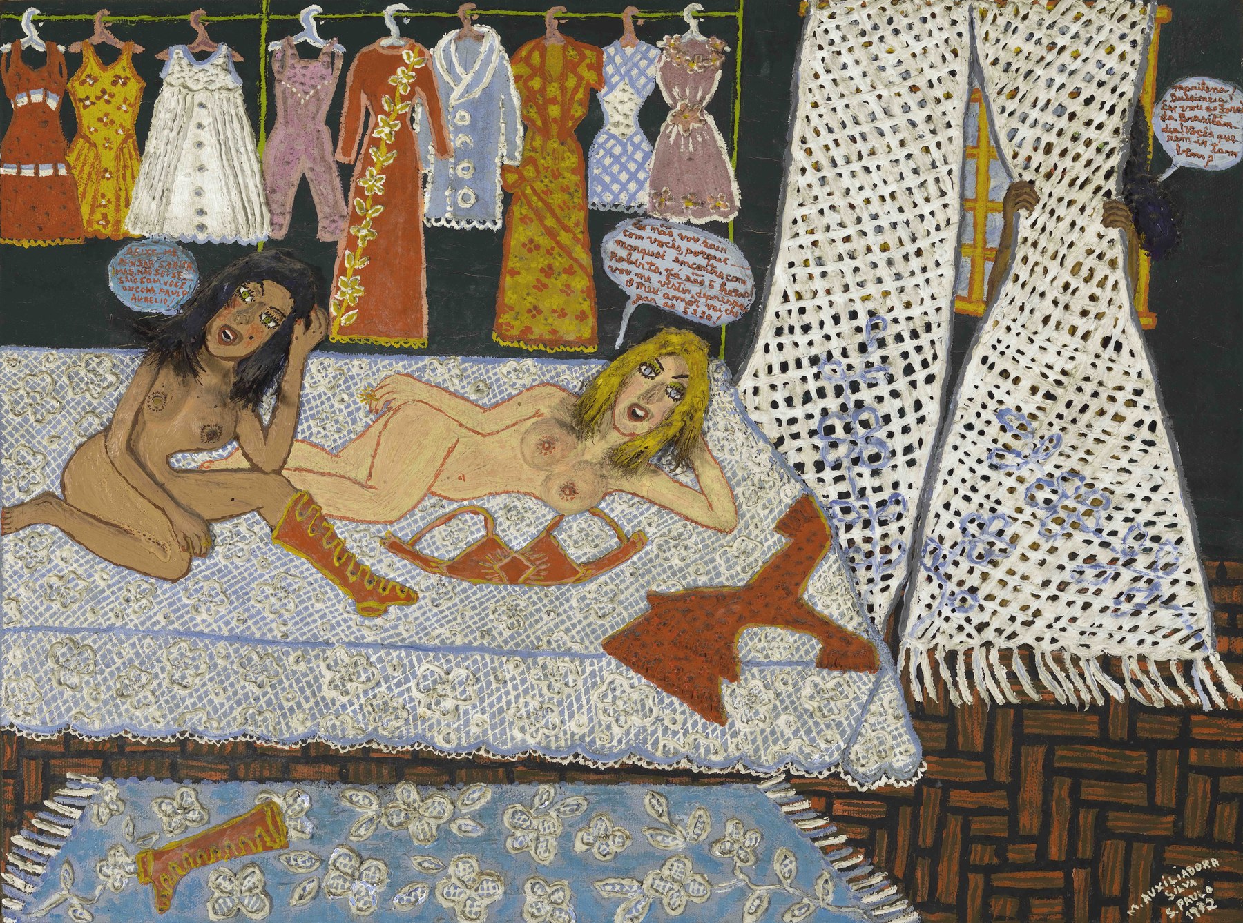 Pintura Três mulheres, de Maria Auxiliadora da Silva: duas figuras em uma cama com lençol rendado, vestes e tecidos pendurados atrás delas.