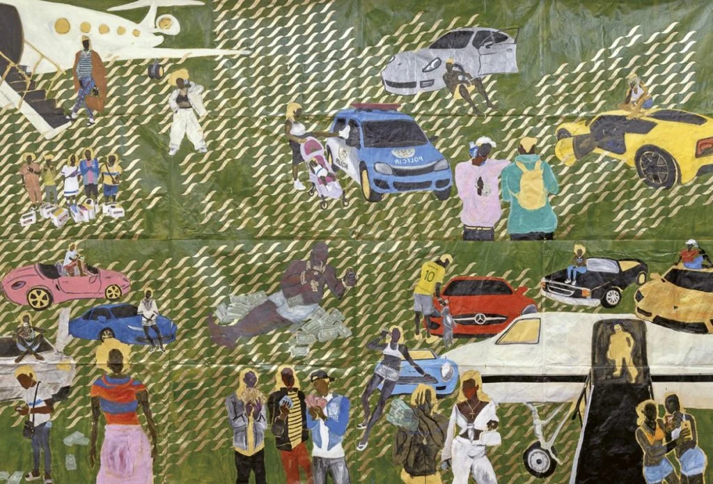 Pintura de Maxwell Alexandre sobre papel pardo, com personalidades negras, carros e símbolos de riqueza e poder distribuídos sobre um fundo verde com padrões claros.