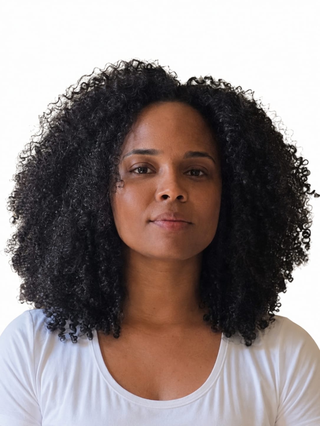 Retrato oficial de Mayara Rocha dos Santos, com cabelo cacheado volumoso e blusa branca, sobre fundo claro.