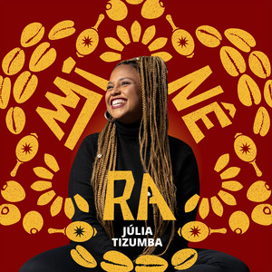 Capa do disco Minêra, de Júlia Tizumba: retrato da artista sorrindo, cercada por berimbaus dourados sobre fundo vermelho.