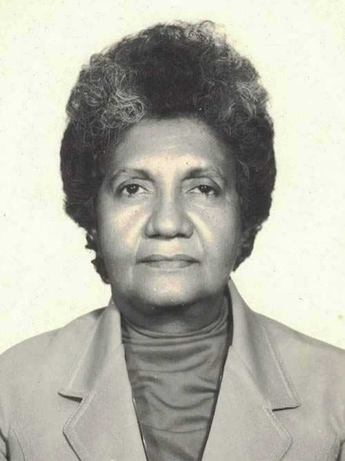 Fotografia em preto e branco de Josephina de Mello, enfermeira, com cabelo curto e volumoso, usando blazer claro sobre gola alta.