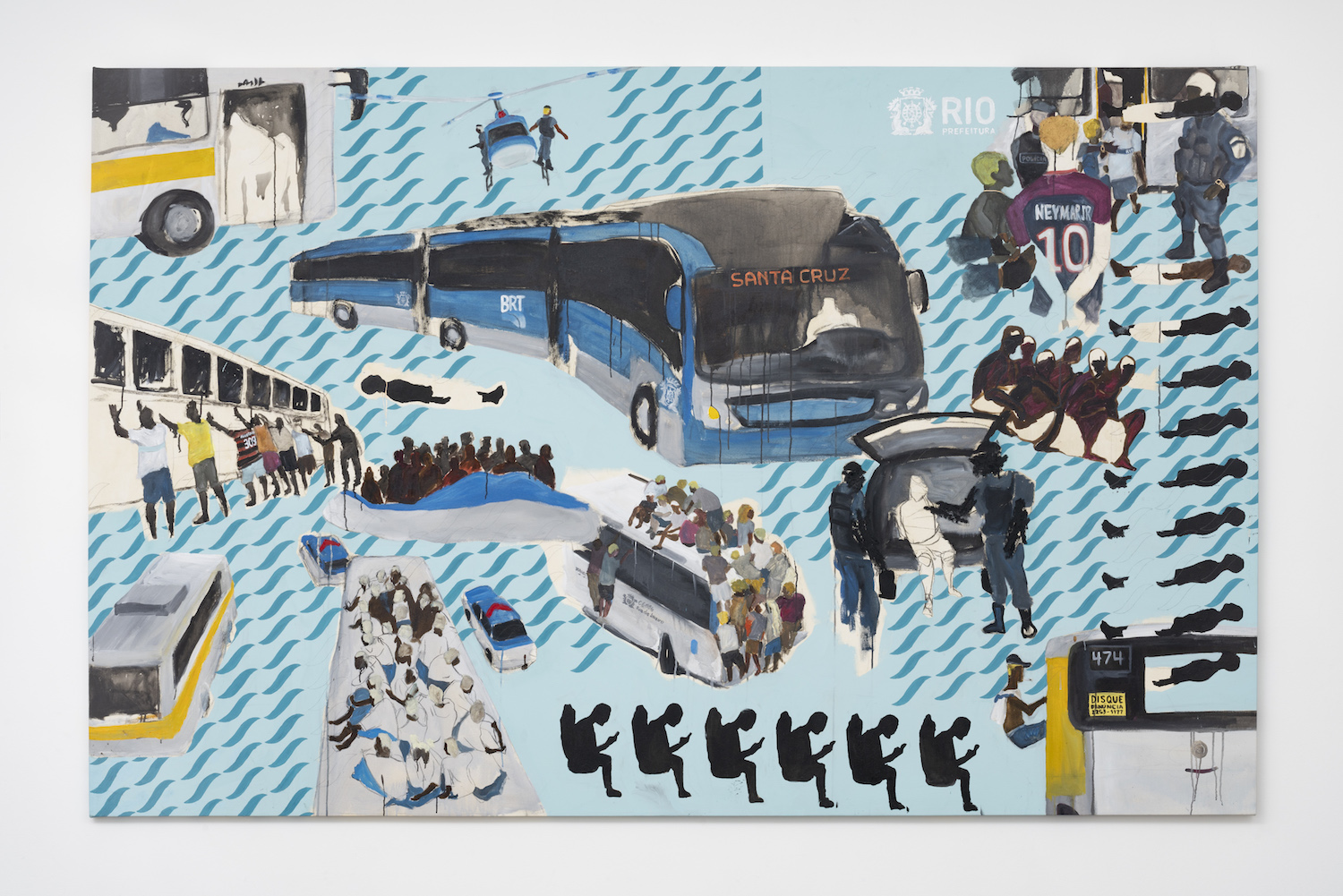 Pintura de Maxwell Alexandre reunindo cenas do cotidiano urbano do Rio de Janeiro, com ônibus BRT, passageiros, policiais e personagens em diferentes situações, sobre um fundo azul claro com padrões ondulados.